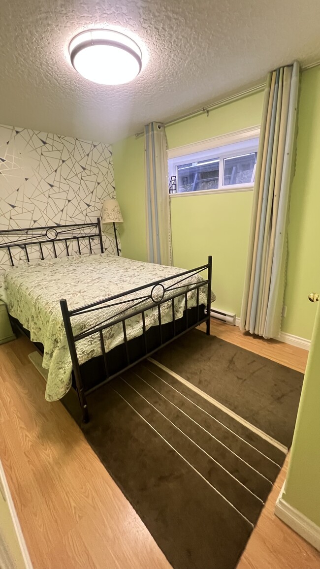 665-665 Admirals Rd in Victoria, BC - Building Photo - Building Photo