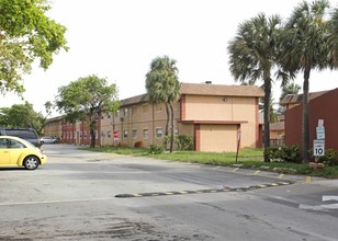 Courts At Oakland Park Condo in Oakland Park, FL - Building Photo - Building Photo