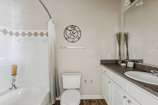 Village on the Green in Atlanta, GA - Building Photo - Building Photo