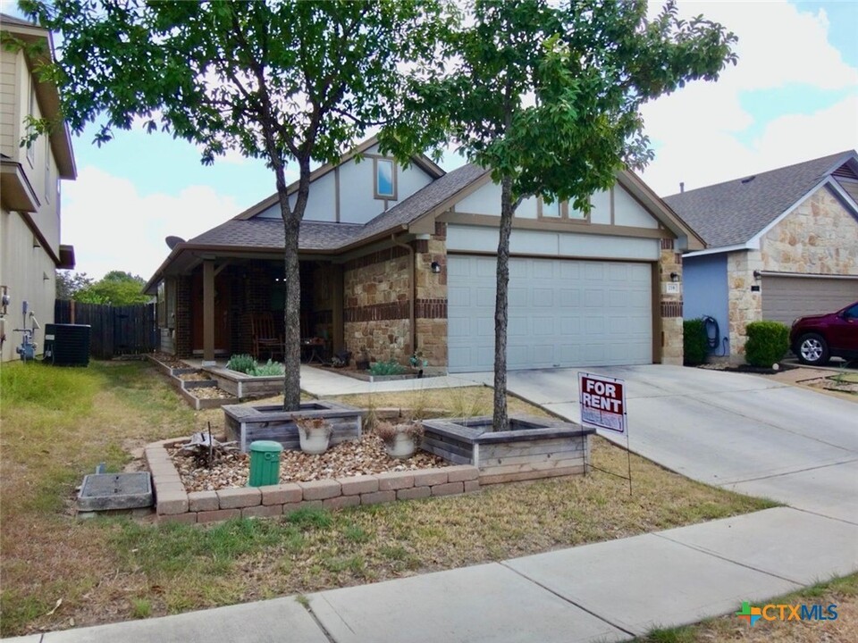 218 Hay Barn St in San Marcos, TX - Foto de edificio