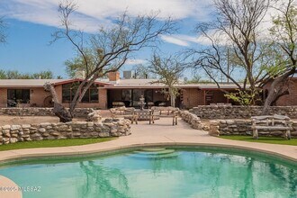 9035 E Woodland Rd, Unit B11 in Tucson, AZ - Building Photo - Building Photo