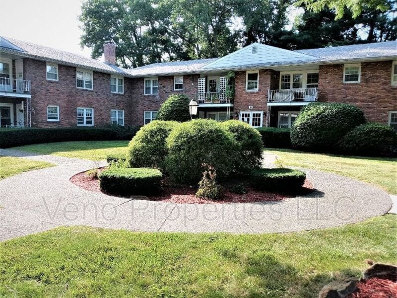 9/11/13-13 Village Dr in Delmar, NY - Building Photo