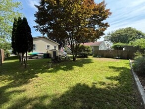 19 River Ave in South Kingstown, RI - Building Photo - Building Photo
