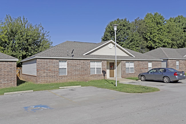 2301-2327 W Deane St in Fayetteville, AR - Building Photo - Building Photo