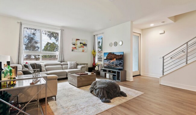 2111 N Cahuenga Blvd in Los Angeles, CA - Building Photo - Building Photo