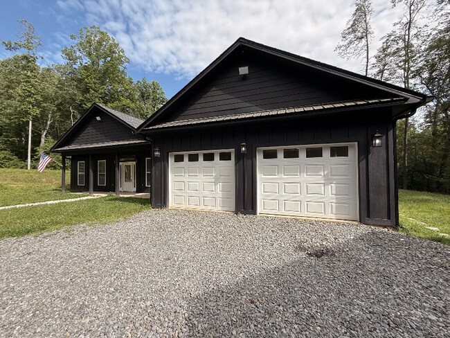 415 Autumn Ridge Dr in Mineral Bluff, GA - Building Photo - Building Photo