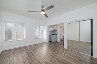 Windsor Court in Glendale, CA - Building Photo