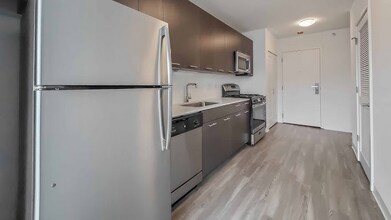 156 W Erie St in Chicago, IL - Foto de edificio - Building Photo