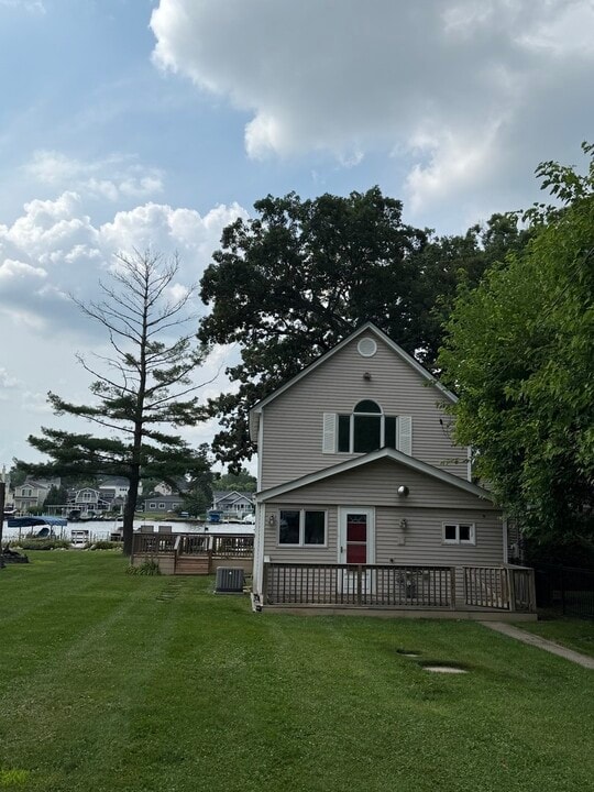 1809 N Woodlawn Park Ave in McHenry, IL - Building Photo