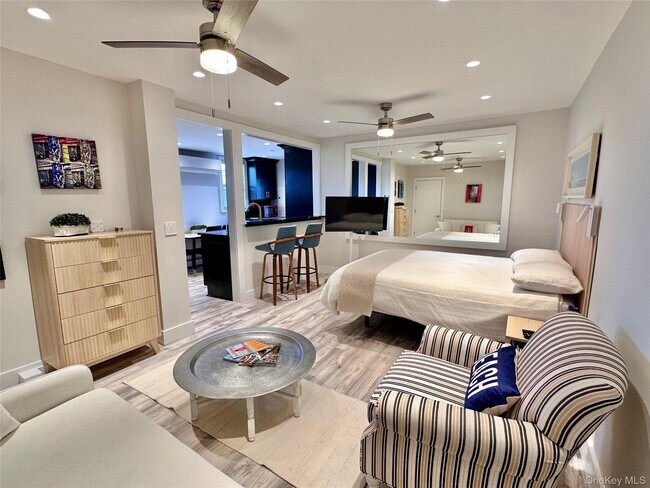 94 Main St in Westhampton Beach, NY - Building Photo - Building Photo