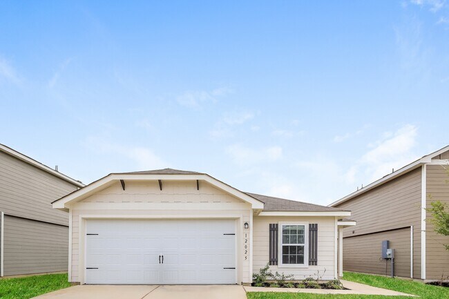 12025 Claudette St in San Antonio, TX - Foto de edificio - Building Photo