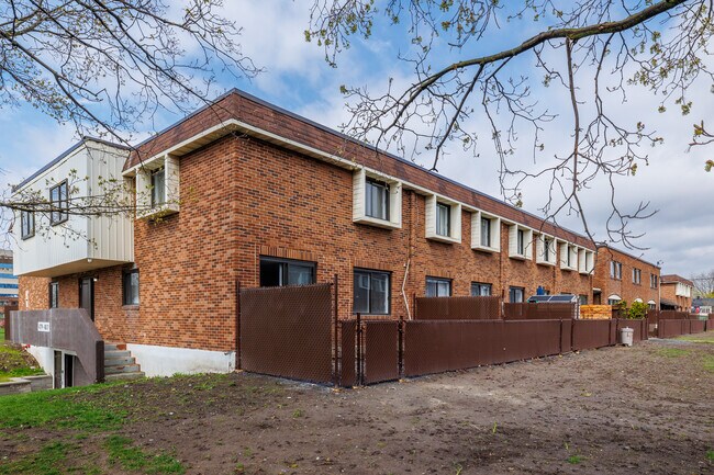 Place Hurteau in Dollard-des-Ormeaux, QC - Building Photo - Building Photo