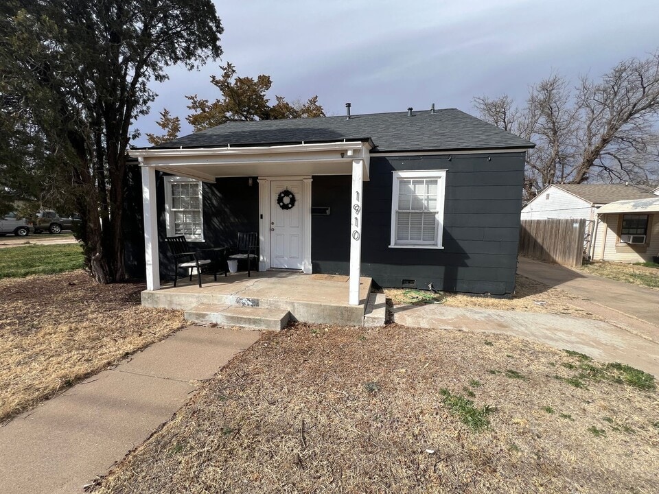 1910 21st St in Lubbock, TX - Building Photo