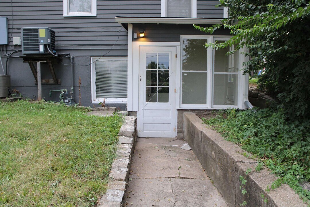 1732 Laramie St in Manhattan, KS - Building Photo