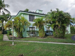 4092 N Pine Island Rd in Sunrise, FL - Building Photo - Building Photo