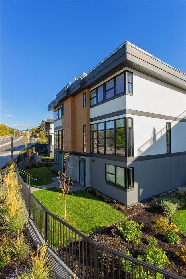 1515 Highland Dr N in Kelowna, BC - Building Photo - Building Photo