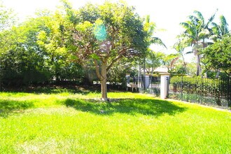 2702 NW 83rd Way in Pembroke Pines, FL - Foto de edificio - Building Photo