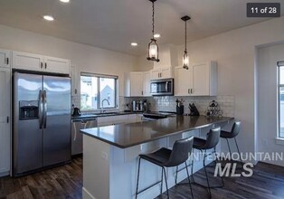 4212 N Freeride Ln in Garden City, ID - Foto de edificio - Building Photo