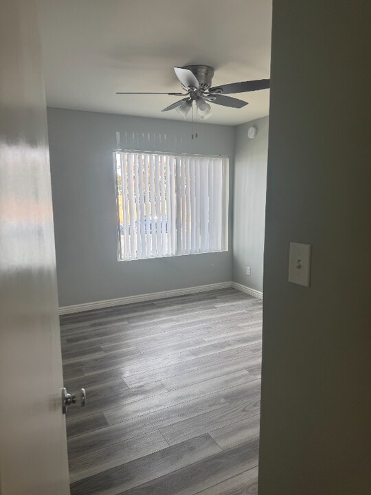 8757 Owensmouth Ave in Los Angeles, CA - Foto de edificio