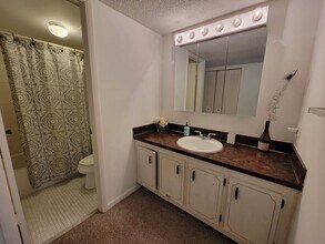 575 Crandon Blvd, Unit 504 in Key Biscayne, FL - Building Photo - Building Photo