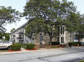 Kingston Court Apartments in Oregon, OH - Building Photo