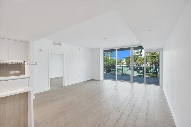 9221 E Bay Harbor Dr, Unit 210 in Bay Harbor Islands, FL - Foto de edificio - Building Photo