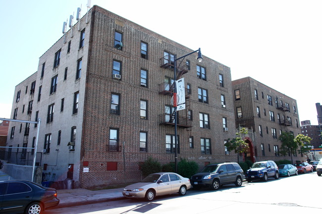 37-33 College Point Boulevard in Flushing, NY - Foto de edificio - Building Photo