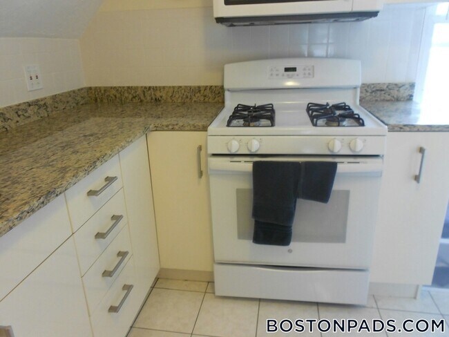 65 Fairbanks St, Unit 2 in Boston, MA - Building Photo - Building Photo