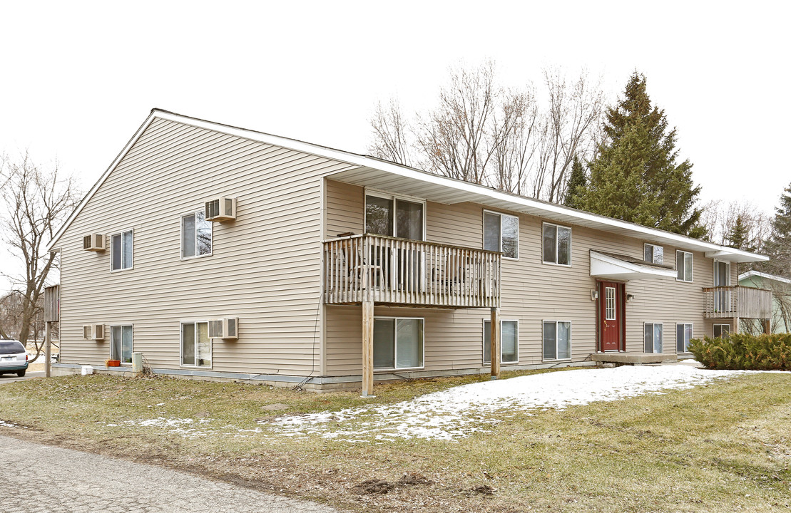 671 Elm Ave in Delano, MN - Foto de edificio