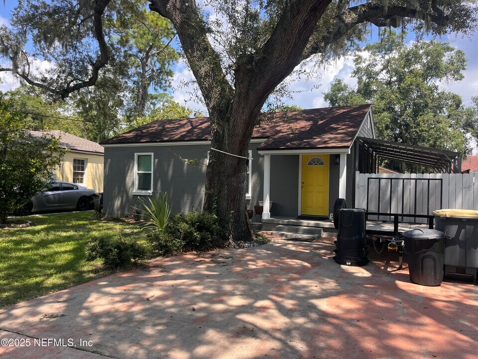 2129 Kingswood Rd in Jacksonville, FL - Building Photo