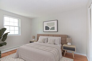 4 Colonial Village Dr in Arlington, MA - Building Photo