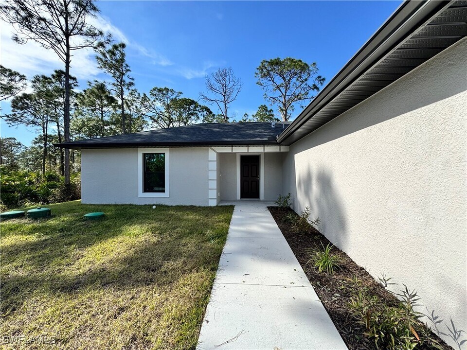 604 W 17th St in Lehigh Acres, FL - Building Photo