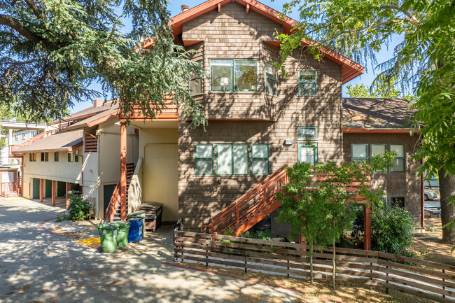 207 3rd St in Davis, CA - Foto de edificio - Building Photo