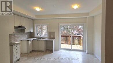 35 Marret Ln in Clarington, ON - Building Photo - Building Photo