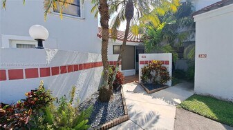 2410 San Remo Cir in Homestead, FL - Building Photo