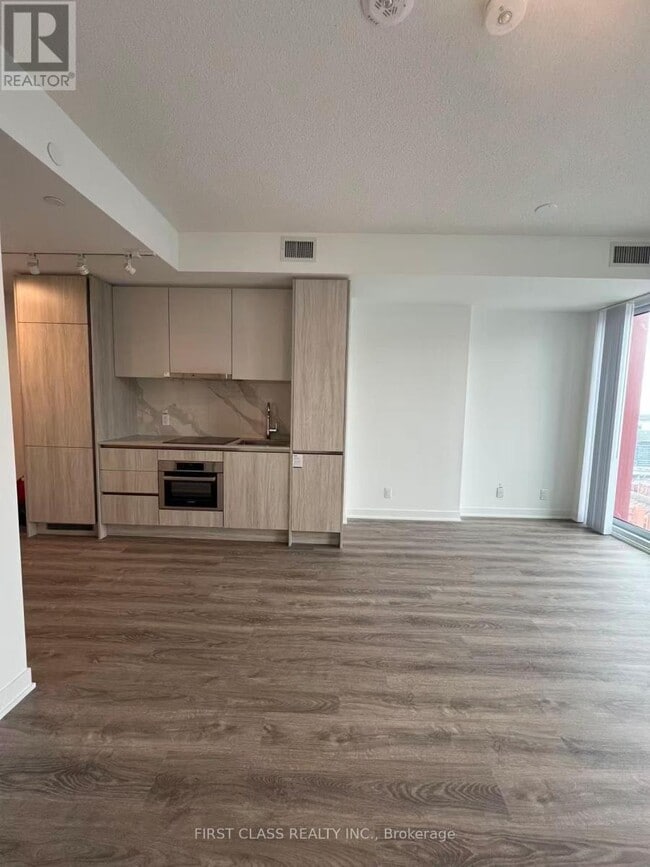 180 Front St E in Toronto, ON - Building Photo - Building Photo