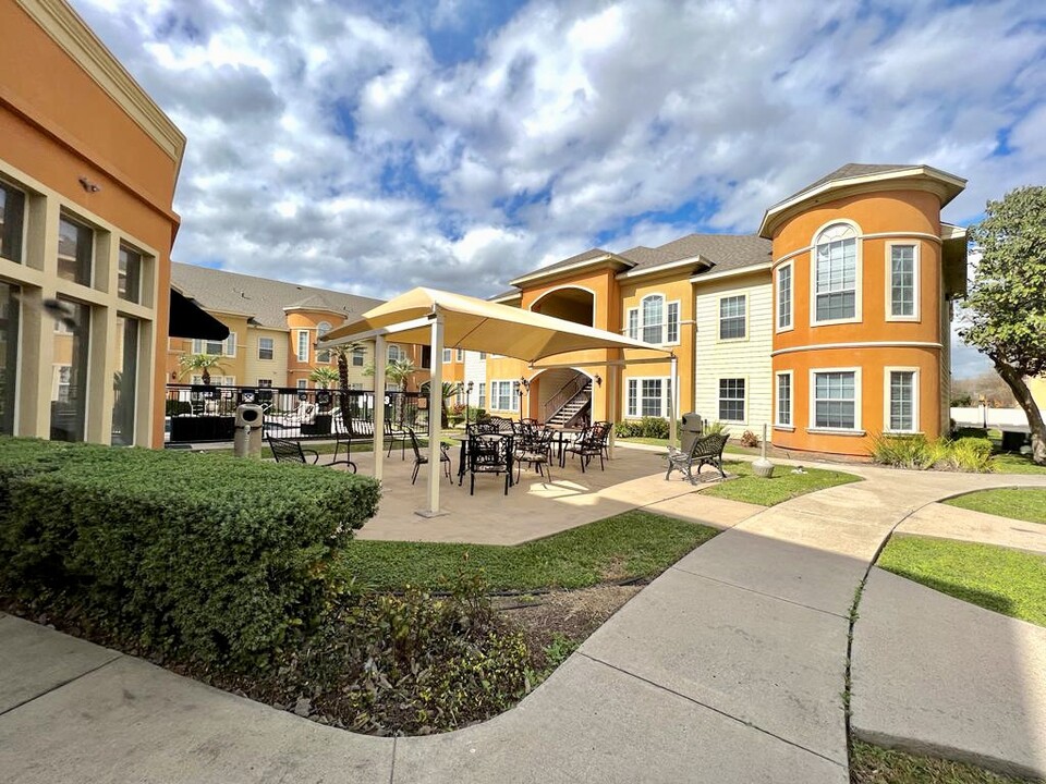 Redwood Apartments in McAllen, TX - Building Photo