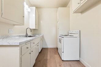 Torrance 44 in Torrance, CA - Foto de edificio - Building Photo