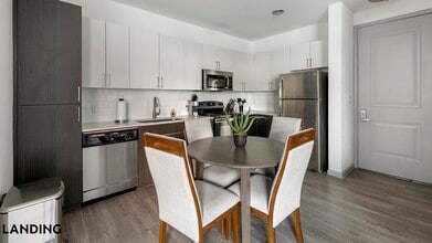 1001 S Center St in Arlington, TX - Foto de edificio - Building Photo