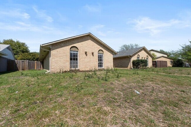15839 El Estado Dr in Dallas, TX - Building Photo - Building Photo