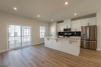 10 Saw Mill Cir in Warren, NJ - Building Photo - Building Photo