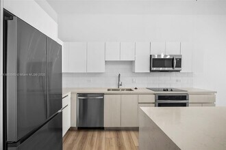 101 Diplomat Pkwy, Unit 2507 in Hallandale Beach, FL - Building Photo - Building Photo