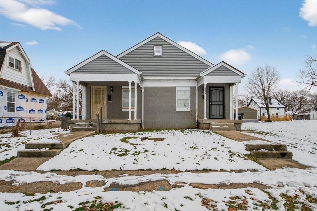 2351-2351 Lasalle St in Indianapolis, IN - Building Photo