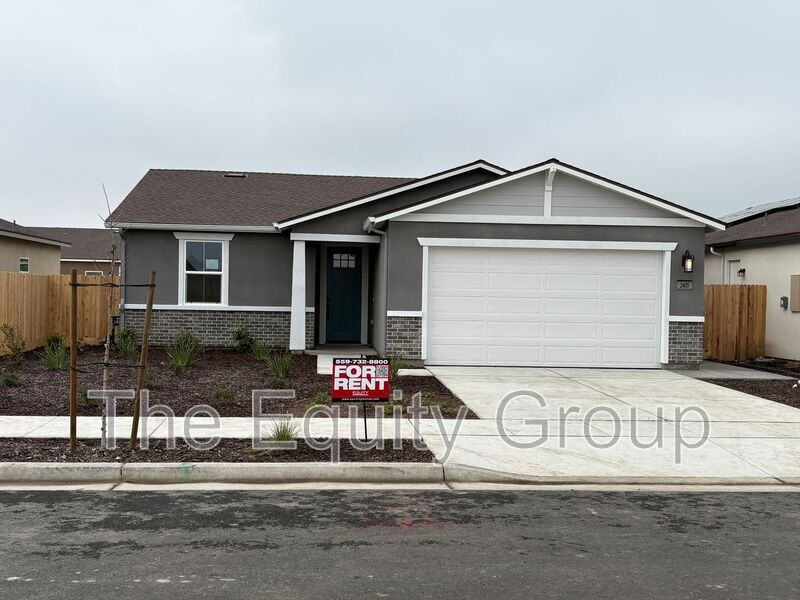 2405 N Fontana St in Visalia, CA - Building Photo