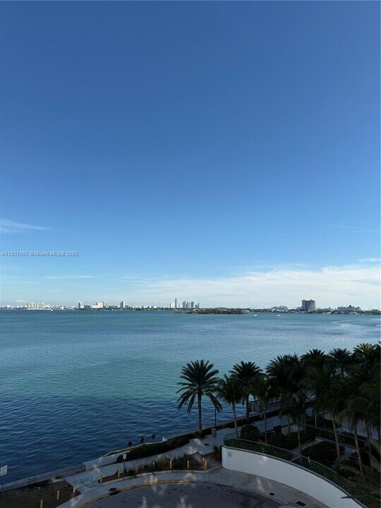 555 NE 30th St in Miami, FL - Building Photo