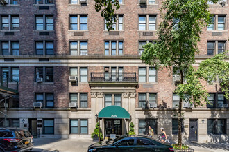 205 E 69th St in New York, NY - Building Photo - Building Photo