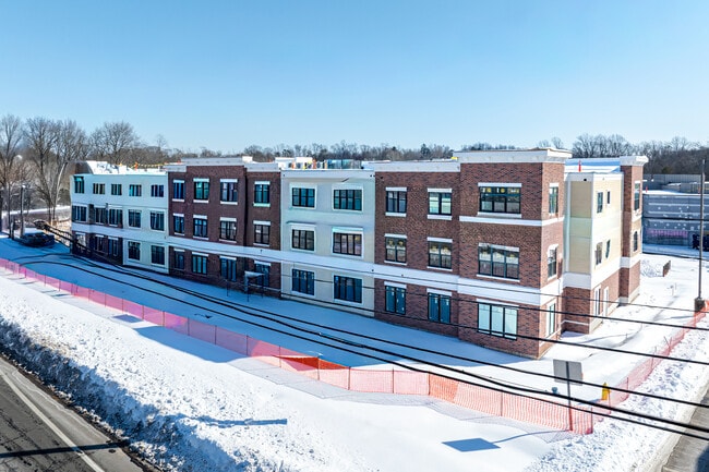 349 E Main St in Branford, CT - Foto de edificio - Building Photo