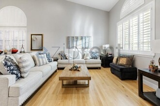 9420 Greenham Cir in Las Vegas, NV - Building Photo - Building Photo