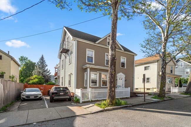 18 Loring St in Somerville, MA - Foto de edificio - Building Photo