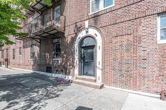 4002 16th Ave in Brooklyn, NY - Building Photo - Building Photo